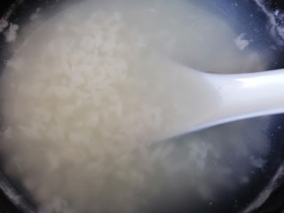 8、蔬菜虾仁粥,这是粥煮一会之后