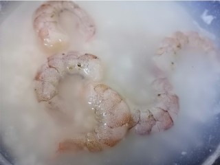 9、蔬菜虾仁粥,加入虾仁