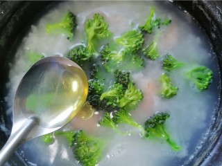 11、蔬菜虾仁粥,加入适量油