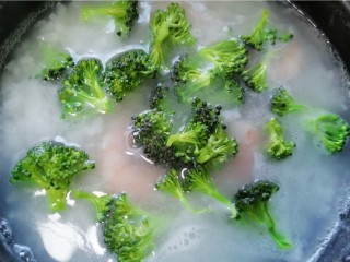10、蔬菜虾仁粥,再煮一会放入西蓝花