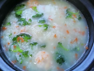 14、蔬菜虾仁粥,继续炖煮到粥浓稠即可