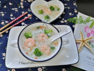 16、蔬菜虾仁粥,拍上成品图，一碗美味又营养的蔬菜虾仁粥就完成了。