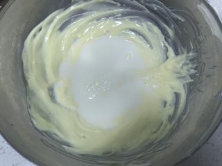 4、轻乳酪蛋糕,加入牛奶