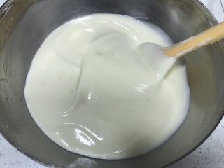 11、轻乳酪蛋糕,翻拌均匀。