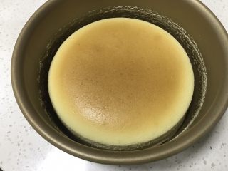 16、轻乳酪蛋糕,此时完全冷却的蛋糕已经自动离模。