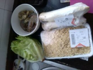 1、≈海鲜粥≈,准备食材，虾去掉虾线洗净，花蛤洗净泥沙