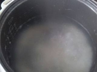 2、≈海鲜粥≈,锅内先煮粥