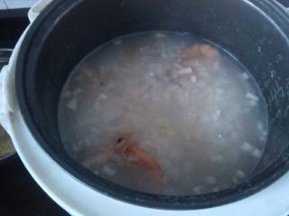 5、≈海鲜粥≈,待锅内粥煮的浓稠时，倒入虾，花蛤，水继续煮