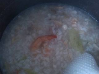 6、≈海鲜粥≈,等到再次煮开后，放入生菜和虾米