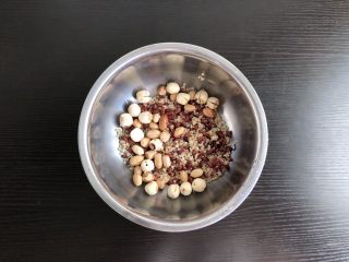 2、杂粮粥,将食材全部放入盆中，反复洗净，提前浸泡一夜