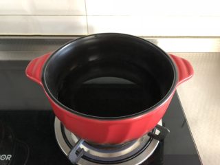 3、杂粮粥,砂锅中倒入稍多水大火烧开