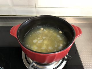 4、杂粮粥,将浸泡好的谷物下锅，再次大火烧开，不时搅拌