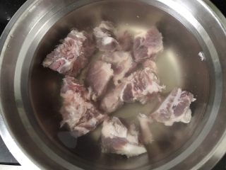 1、蚝仕咸骨菜干粥,猪骨浸泡半小时出血水