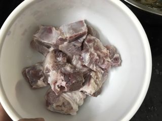 2、蚝仕咸骨菜干粥,清洗干净后放在保鲜盒里