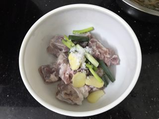 3、蚝仕咸骨菜干粥,加姜片，䓤段，盐，搅拌均匀腌制