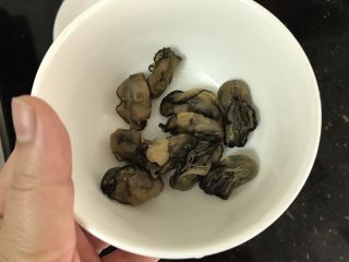 6、蚝仕咸骨菜干粥,蚝仕干洗干净