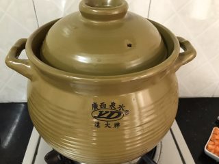 13、蚝仕咸骨菜干粥,加入清水后，大火烧开，转中小火煮半小时