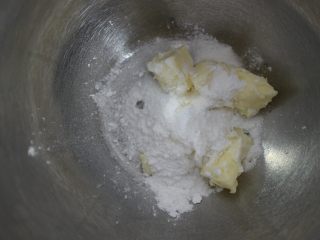 2、巧克力豆玛格丽特饼干,将糖粉和软化的黄油混合，用刮刀大致拌匀即可