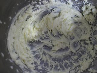 3、巧克力豆玛格丽特饼干,然后用电动打蛋器打发，打到羽毛状即可，如图