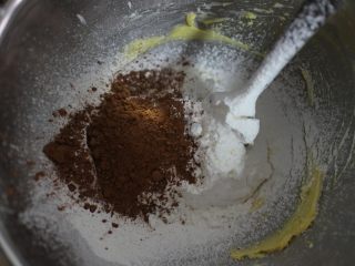 5、巧克力豆玛格丽特饼干,接着将可可粉、盐、低筋面粉、玉米淀粉一起过筛到盆子内。