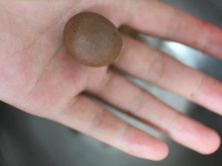 7、巧克力豆玛格丽特饼干,取一个8克左右重量的小面团，搓成一个小圆球！