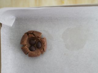 9、巧克力豆玛格丽特饼干,然后在中间凹陷的部分，放上巧克力豆即可