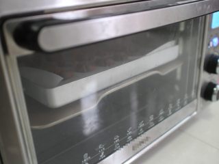 11、巧克力豆玛格丽特饼干,送入烤箱中层，150度烤22分钟即可（温度仅供参考）