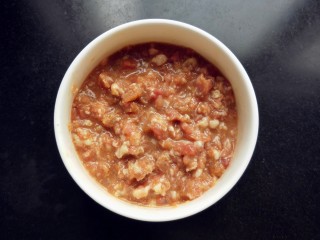 8、毛豆米肉酱拌面,拌匀。