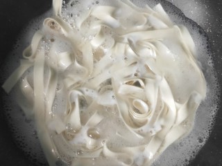 9、毛豆米肉酱拌面,锅内放清水，放入面条煮熟。