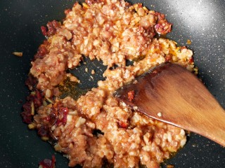 12、毛豆米肉酱拌面,放入肉沫翻炒。