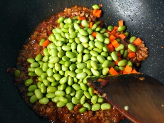 16、毛豆米肉酱拌面,放入胡萝卜，豆米。