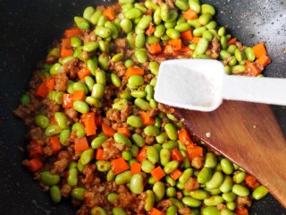 17、毛豆米肉酱拌面,放盐。