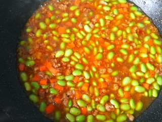 18、毛豆米肉酱拌面,放入清水，大火烧开。