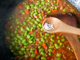 19、毛豆米肉酱拌面,汤汁变浓，放胡椒粉鸡精。