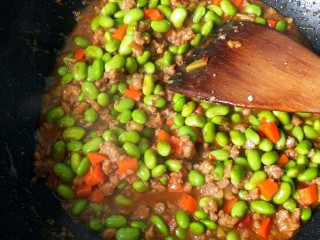 20、毛豆米肉酱拌面,毛豆米肉酱做好。