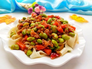 21、毛豆米肉酱拌面,面条捞出，豆米肉酱浇在煮好的面条上。