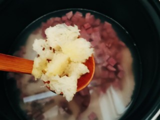 10、紫薯银耳粥,放入泡好的银耳。