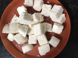 1、鸡排馒头丁,冷馒头切丁（不要太小）