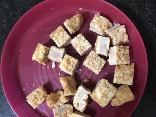 2、鸡排馒头丁,鸡排解冻切小块（可以放微波炉中火叮一分钟）