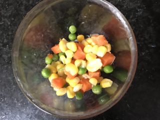 3、鸡排馒头丁,冷冻蔬菜粒自然解冻