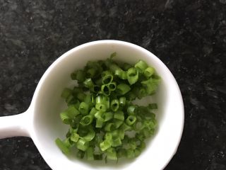 4、鸡排馒头丁,小葱切葱花