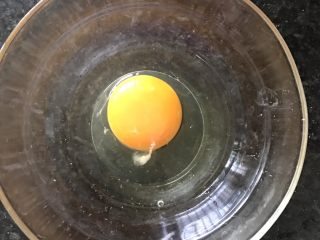 5、鸡排馒头丁,碗中打入一个鸡蛋