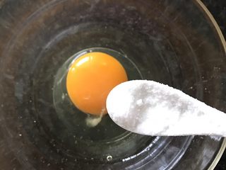 6、鸡排馒头丁,加一点盐