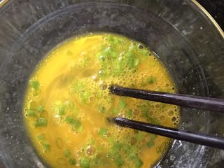 8、鸡排馒头丁,加入葱花继续搅打