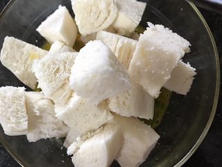 9、鸡排馒头丁,倒入馒头丁拌匀，尽量使每个馒头丁都裹上蛋液