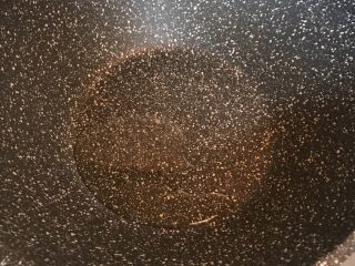 10、鸡排馒头丁,锅中倒入适量食用油烧热