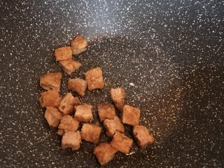 11、鸡排馒头丁,倒入鸡排丁煎熟