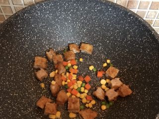 12、鸡排馒头丁,倒入蔬菜粒翻炒