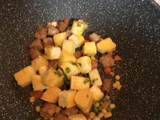 13、鸡排馒头丁,加入馒头丁继续翻炒