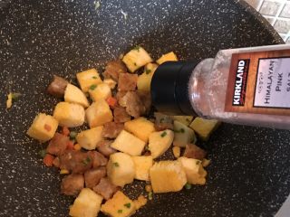 14、鸡排馒头丁,撒上玫瑰海盐